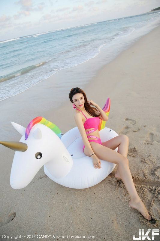 嫩模伊莉娜巴厘岛旅拍沙滩边红色性感比基尼秀完美身材写真