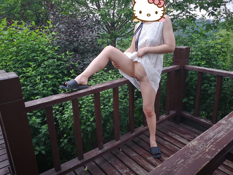 西安的太阳放假期间，女主真空去游玩，青山绿水间玩性感露出！身材超好！