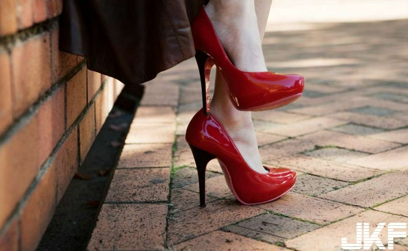 红色高跟鞋的情慾女子