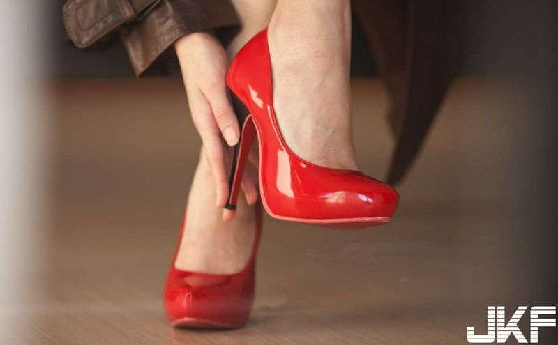 红色高跟鞋的情慾女子