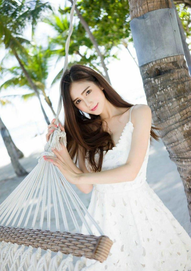 宅男女神SISY思海边气质白色短裙迷人时尚写真