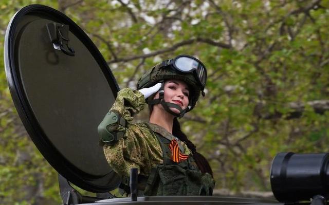 比钢铁武器更加吸引镜头，俄罗斯女兵用美丽和迷人的微笑征服世界