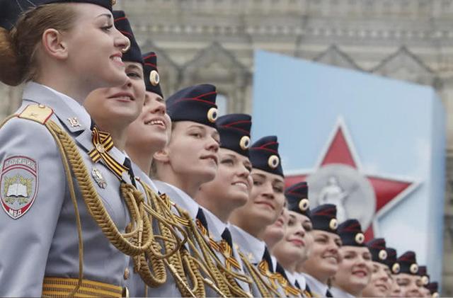 比钢铁武器更加吸引镜头，俄罗斯女兵用美丽和迷人的微笑征服世界