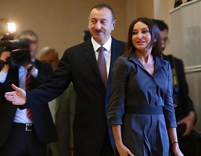 58岁阿塞拜疆第一夫人：长相酷似赫本，还当上副总统比希拉里幸福