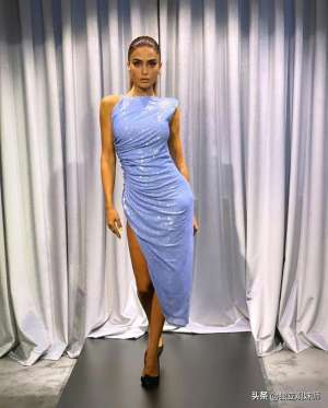 阿塞拜疆美女(阿比耶娃变年轻了，蓝色连衣裙秀出大长腿，气质还是那么优雅)