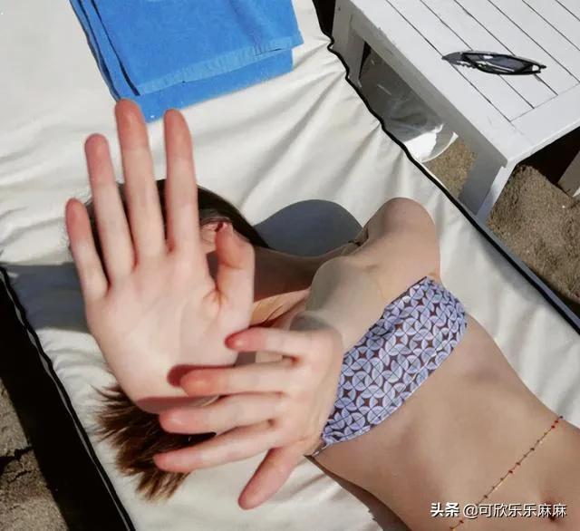 15岁李嫣穿泳装晒照片，身材苗条大秀马甲线，颜值不输当年的王菲