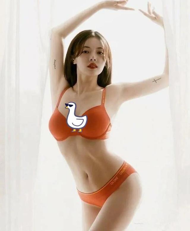 韩国知名女歌手泫雅宣布与男友分手后晒纹身，究竟是裸露还是性感