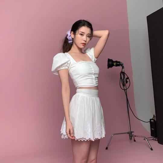韩国女艺人IU社交网站发照展清纯性感魅力