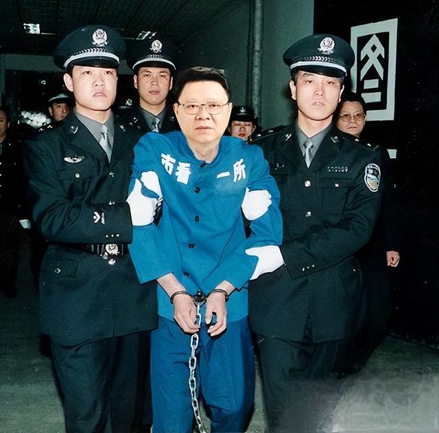 “打黑局长”文强：霸占警花，玩弄女星，被捕时家中发现2000万