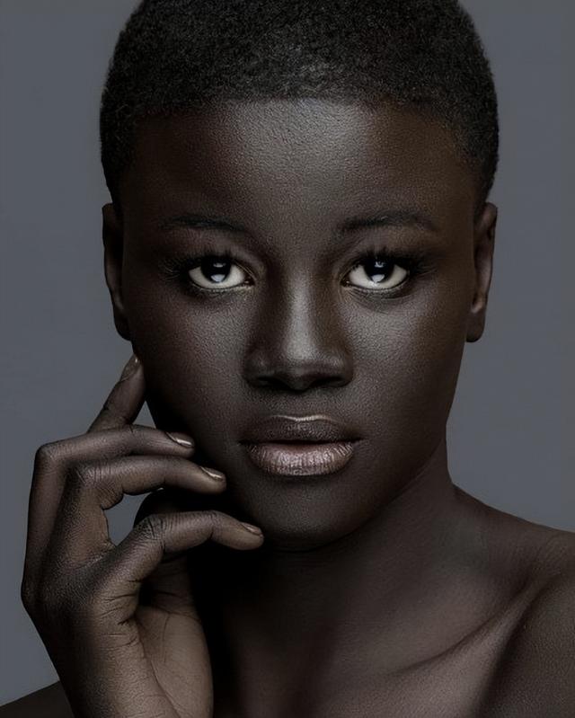 世界上最黑的女人：全身黑得发亮，从小被嘲笑，逆袭成了最美模特