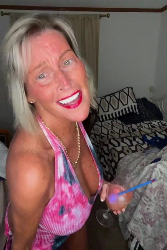 65岁美国奶奶晒穿比基尼跳舞视频，成为网红，被恳求别再传了