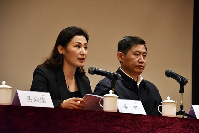 中国最美女校长姜虹：39岁任教授，49岁成校长，现55岁仍优雅知性